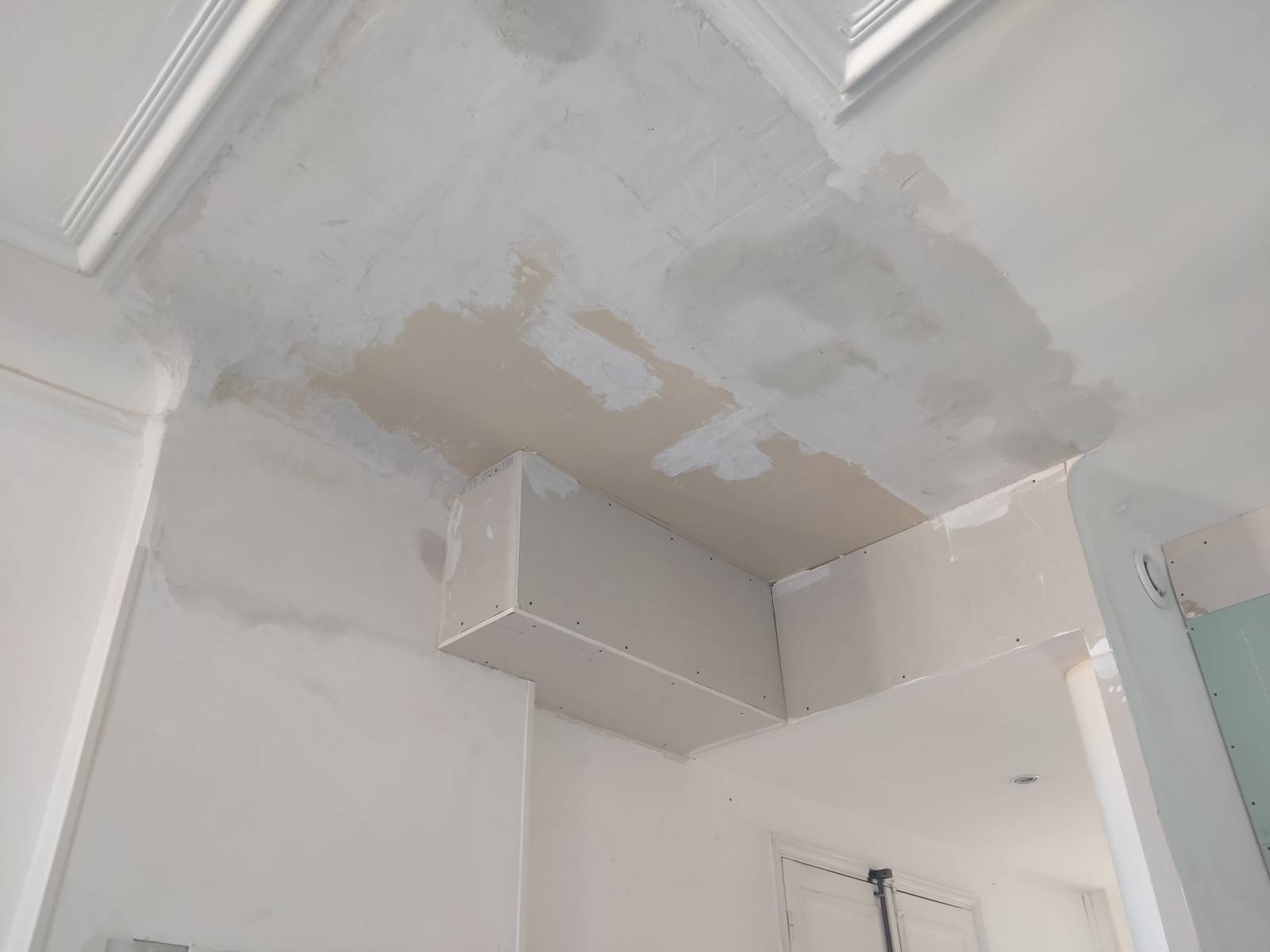 coffrage dune gaine de VMC et reprise des enduits et platres à la ciotat proche de marseille